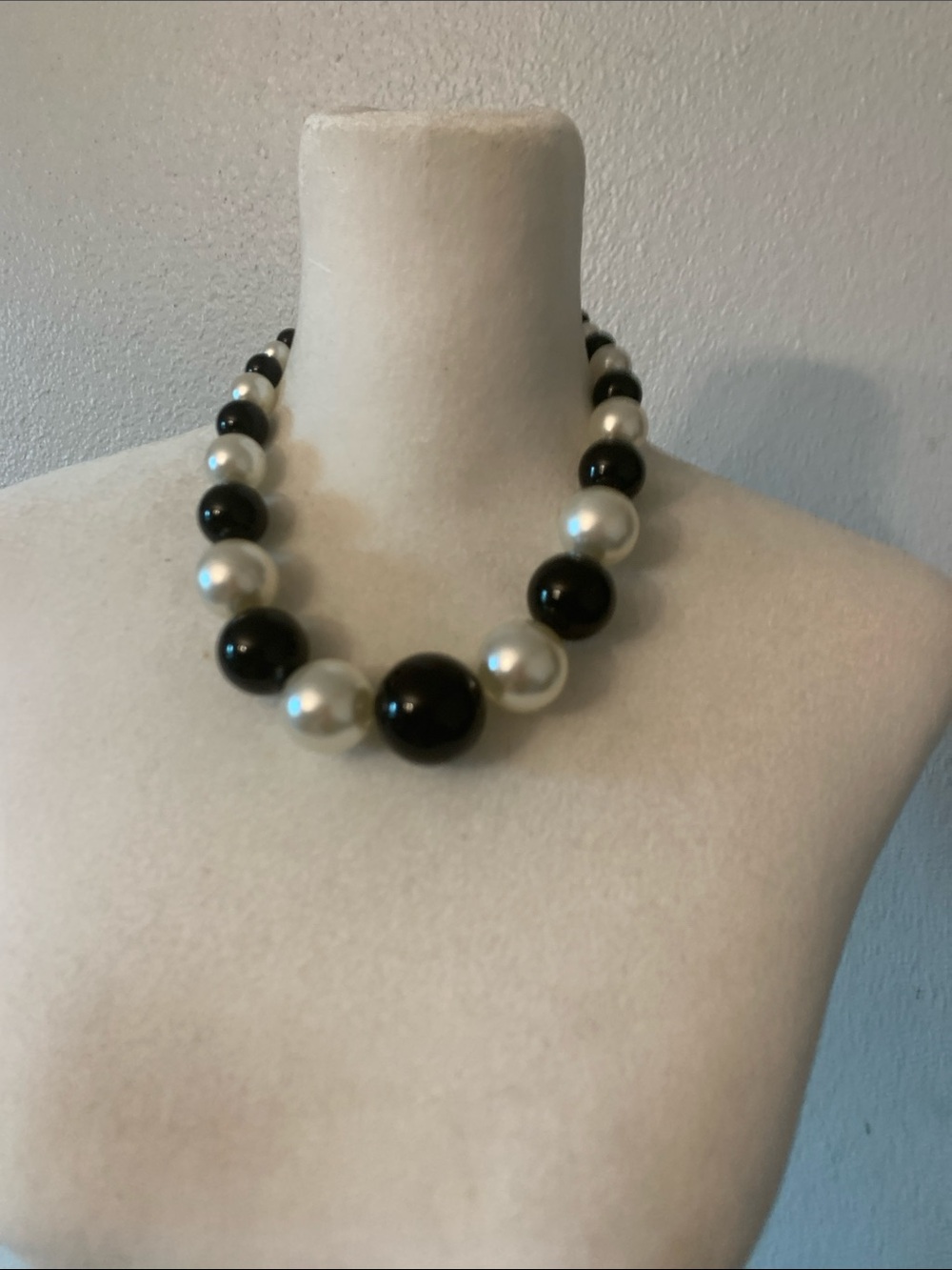 NWOT Black and White Pearl Bead Necklace - Classic Women’s Jewelry